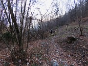 72 Ai Fenii (1020 m) prendiamo a sx evidente sentiero in discesa direttisssima a Bracca